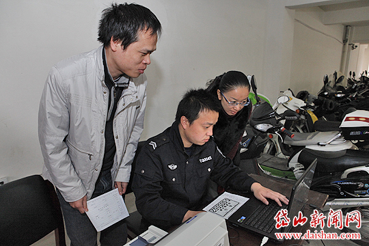 电动自行车上牌照啦!