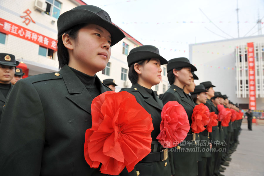 退伍女兵泪洒军营