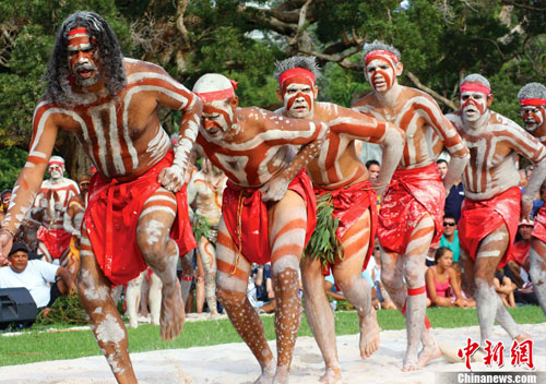 澳大利亚土著人表演传统舞蹈庆国庆日