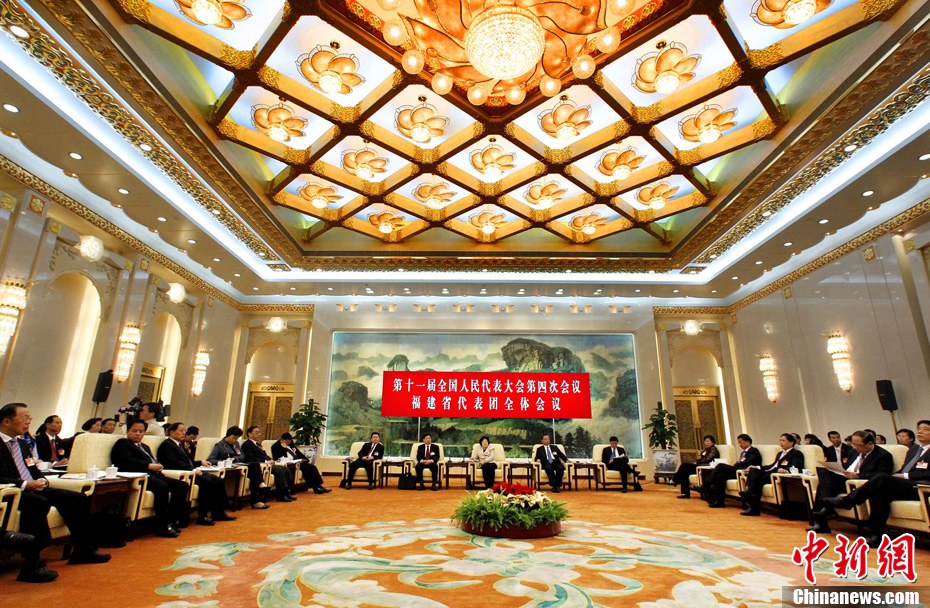 就某个社会热点问题为内容写一篇议论文,不少