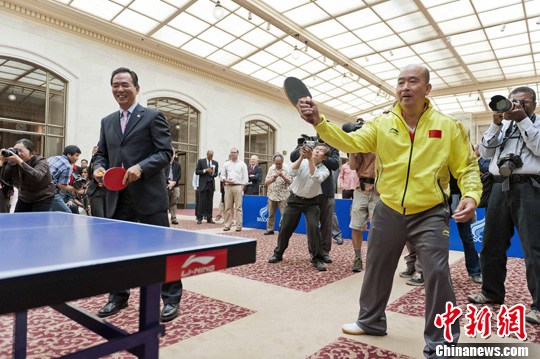 中美乒乓外交40周年张怡宁梁戈亮旧金山展球技