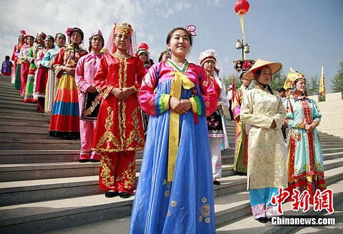 在整个仪式中,身着中华56个少数民族服饰的56名女孩成为现场的亮点.