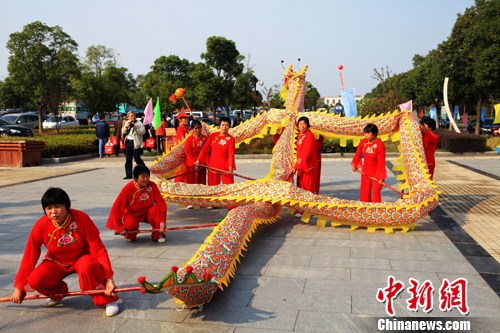 图为阳澄湖农家女子舞龙队舞出"中"字.中新社发 李克祥 摄 前一页