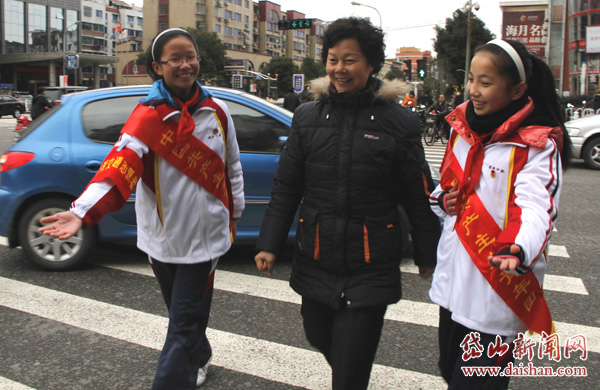 文明交通志愿者宣传文明交通