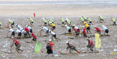 7月23日,岱山县秀山岛第八届海泥狂欢节开幕,滩涂上上演了速滑,抓鸭