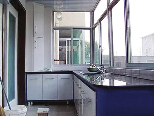 不少小户型业主都选择将阳台改造成厨房