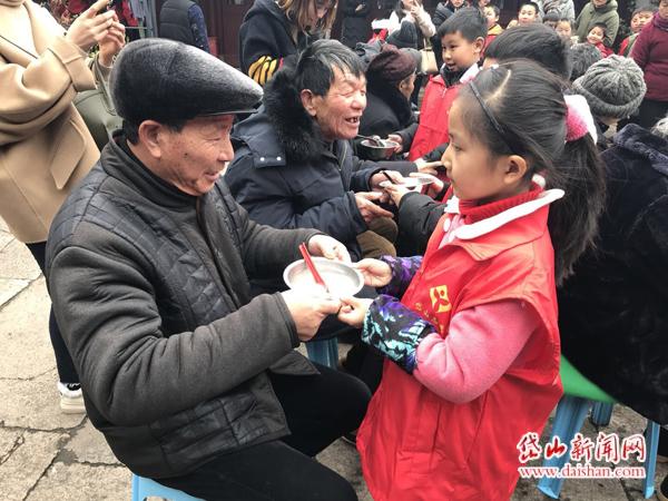 温馨元宵节 情暖敬老院