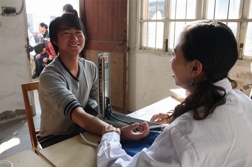 衢山镇80多名初检合格的应征青年参加体检,标志着我县冬季征兵工作