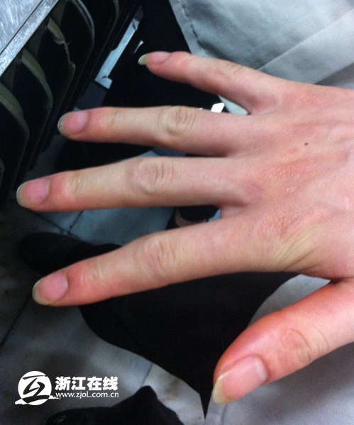 川味观上城店厨房小伙手指甲有点长